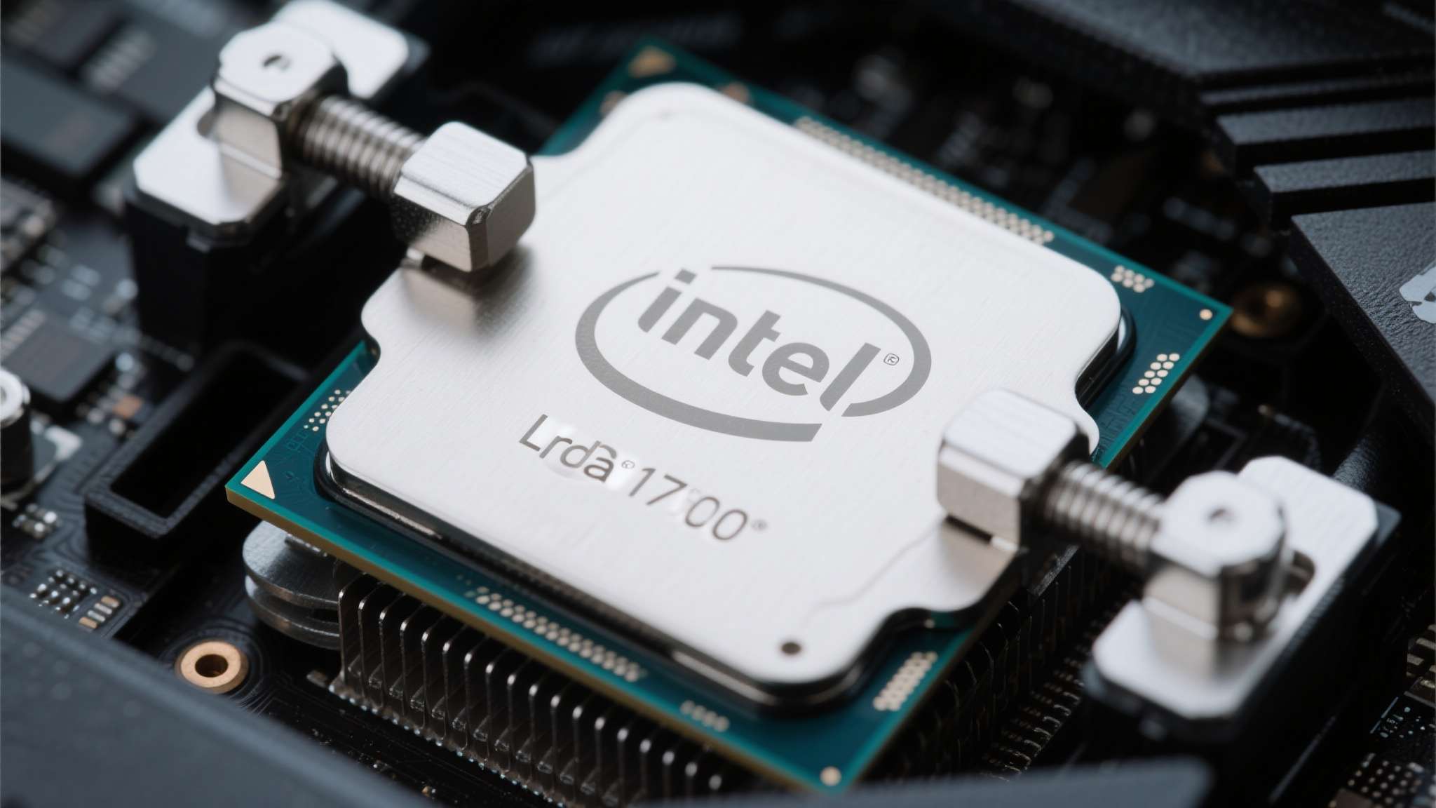 英特尔处理器大小核调度 以英特尔此前的LGA1700平台为例,部分用户曾反映处理器顶盖存在轻微翘曲问题,